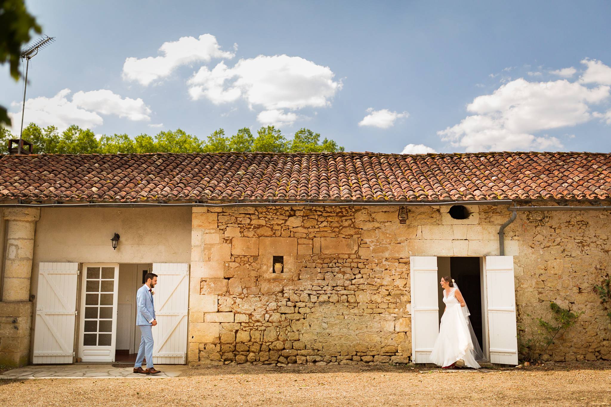 Aperçu des photos de mariages aventurières de Valérie et Adrien au Domaine de Montplaisir en Dordogne, et de leur photobooth mariage. Photographe mariage Dordogne.