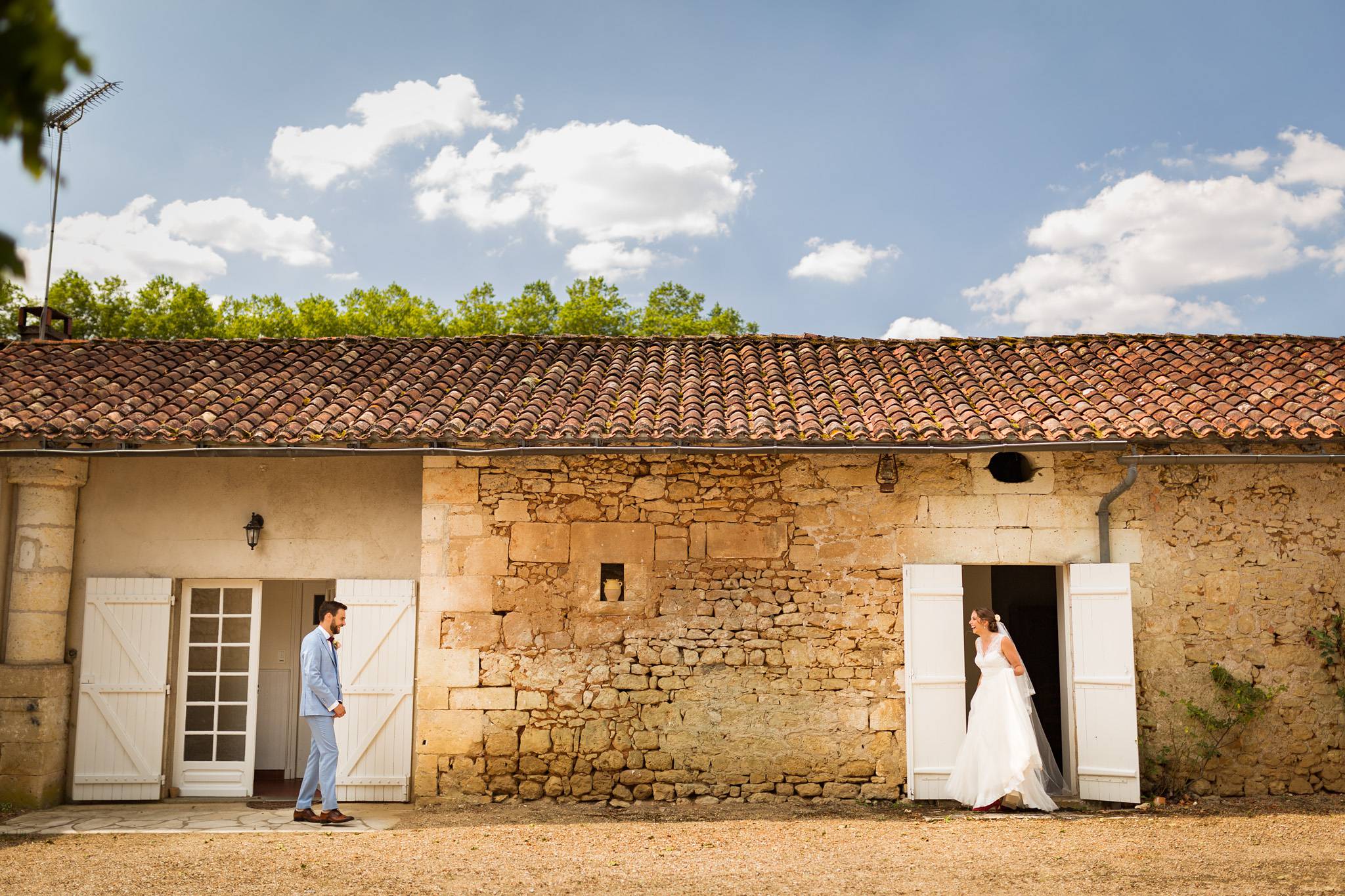 Reportage photo du mariage au Domaine de Montplaisir à Condat-sur-Trincou en Dordogne, avec Valérie et Adrien, sur le thème de l'aventure.