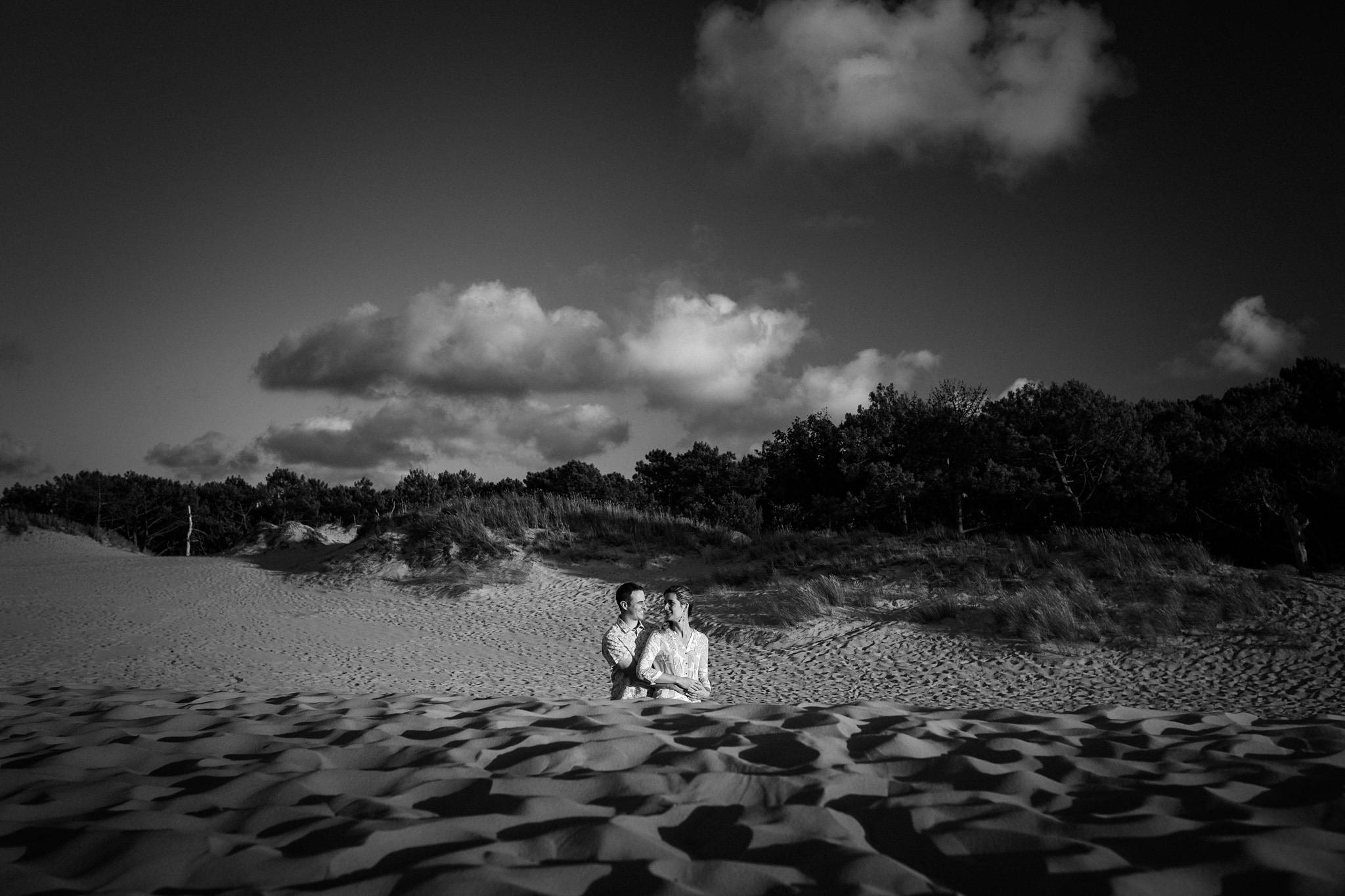 Les photos de la séance engagement de Marion et Jérémy, venus de Californie, juste avant leur mariage en Gironde. Des photos au coucher du soleil