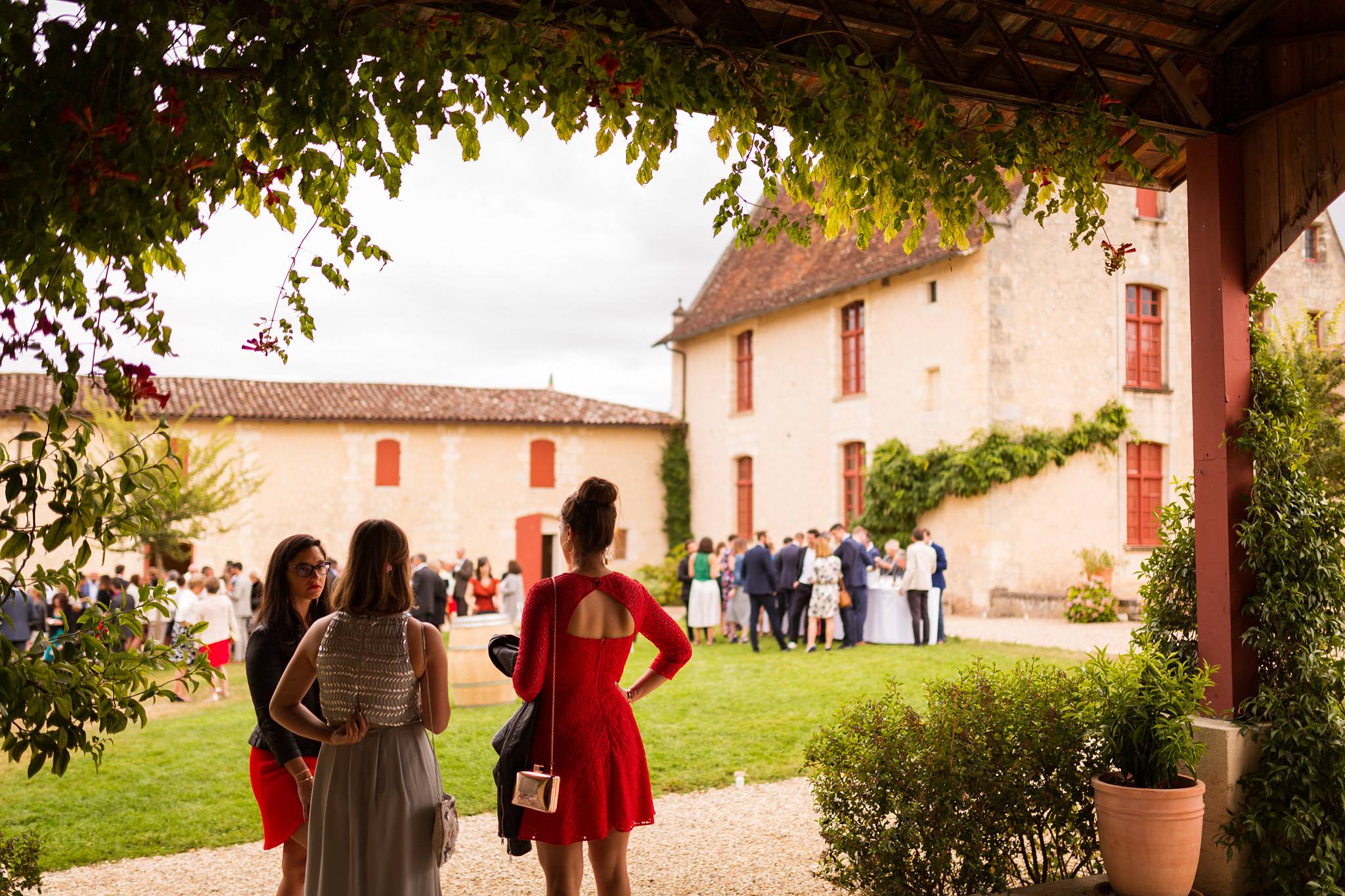 Le reportage photos de mariage civil et religieux de Sophie et Clément à Pessac et au Château de la Loubière à Bonnetan en Gironde.