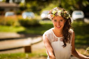 Le reportage photo du mariage civil à Arès (Bassin d'Arcachon) d'Alice et François-Maxime. Photos de couple à la plage, sur un bateau, sur le bassin.