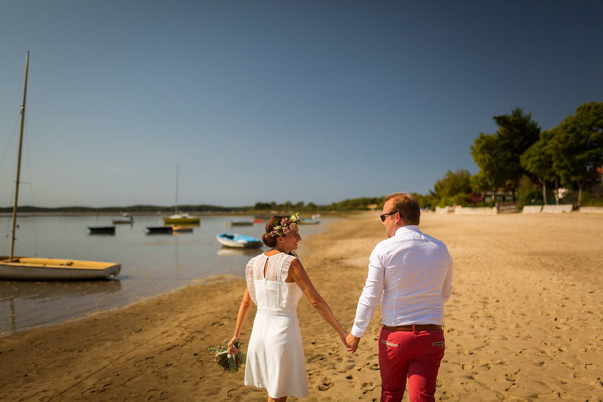 Le reportage photo du mariage civil à Arès (Bassin d'Arcachon) d'Alice et François-Maxime. Photos de couple à la plage, sur un bateau, sur le bassin.