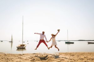 Le reportage photo du mariage civil à Arès (Bassin d'Arcachon) d'Alice et François-Maxime. Photos de couple à la plage, sur un bateau, sur le bassin.