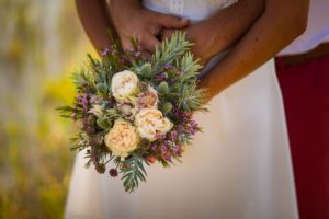 Le reportage photo du mariage civil à Arès (Bassin d'Arcachon) d'Alice et François-Maxime. Photos de couple à la plage, sur un bateau, sur le bassin.