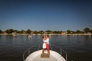 Le reportage photo du mariage civil à Arès (Bassin d'Arcachon) d'Alice et François-Maxime. Photos de couple à la plage, sur un bateau, sur le bassin.