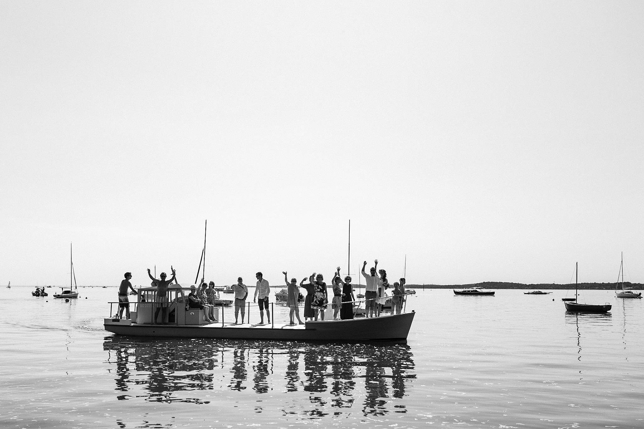 Le reportage photo du mariage civil à Arès (Bassin d'Arcachon) d'Alice et François-Maxime. Photos de couple à la plage, sur un bateau, sur le bassin.