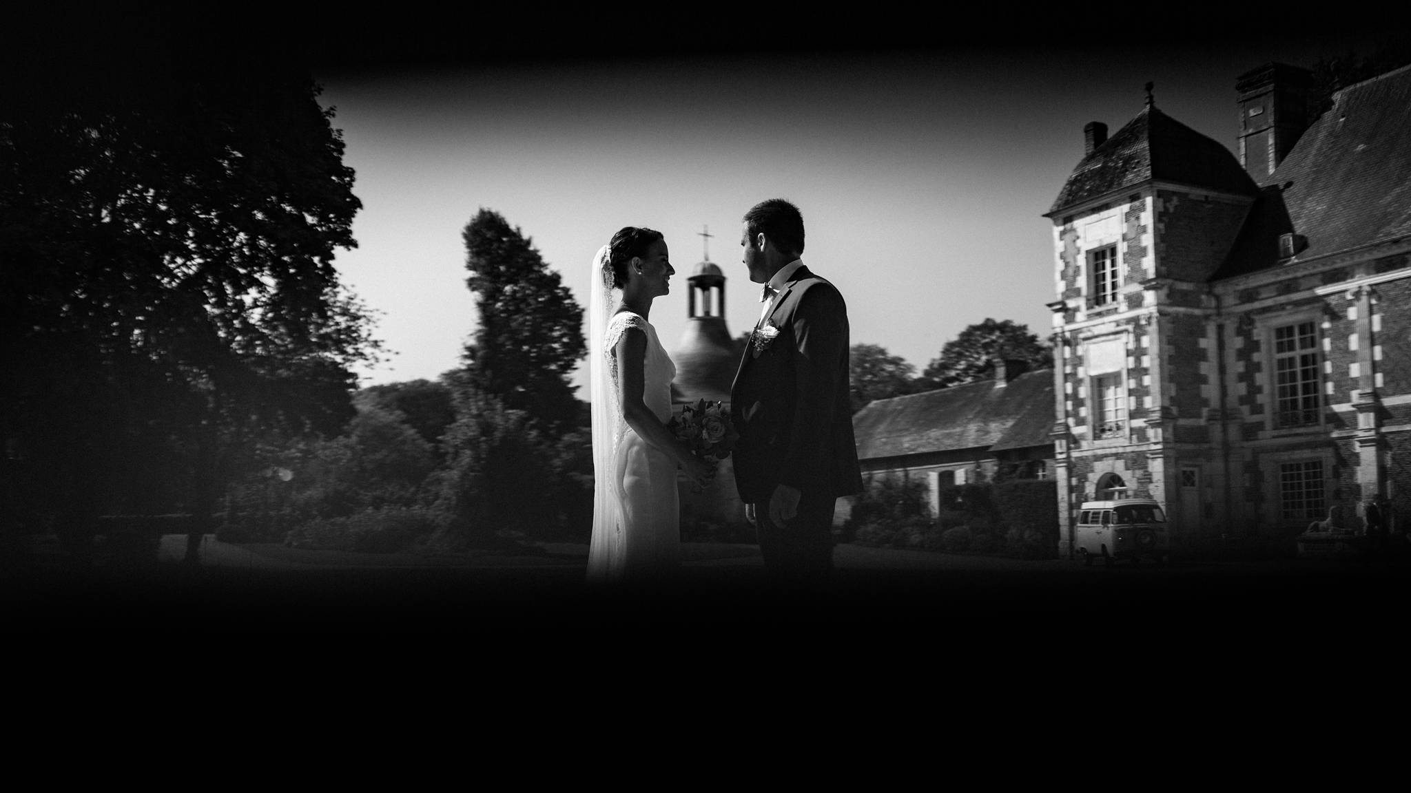 Le reportage photo de reportage du mariage civil et religieux à Vernon, puis au Chateau de Bonnemare en Normandie, avec Victoria et Baptiste.