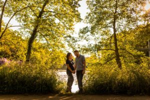 Les photos de grossesse et couple de Maud et Anthony, au Parc de Majolan de Blanquefort, en Gironde. Après leur mariage en 2015, voici Maud enceinte.