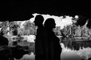 Les photos de grossesse et couple de Maud et Anthony, au Parc de Majolan de Blanquefort, en Gironde. Après leur mariage en 2015, voici Maud enceinte.