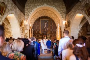 Les photos du mariage religieux d'Alice et François-Maxime au Domaine de La Fauconnie en Dordogne. Un mariage classe, DIY dans un lieu magique.