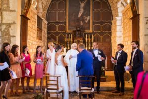 Les photos du mariage religieux d'Alice et François-Maxime au Domaine de La Fauconnie en Dordogne. Un mariage classe, DIY dans un lieu magique.