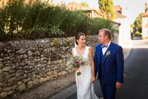Les photos du mariage religieux d'Alice et François-Maxime au Domaine de La Fauconnie en Dordogne. Un mariage classe, DIY dans un lieu magique.