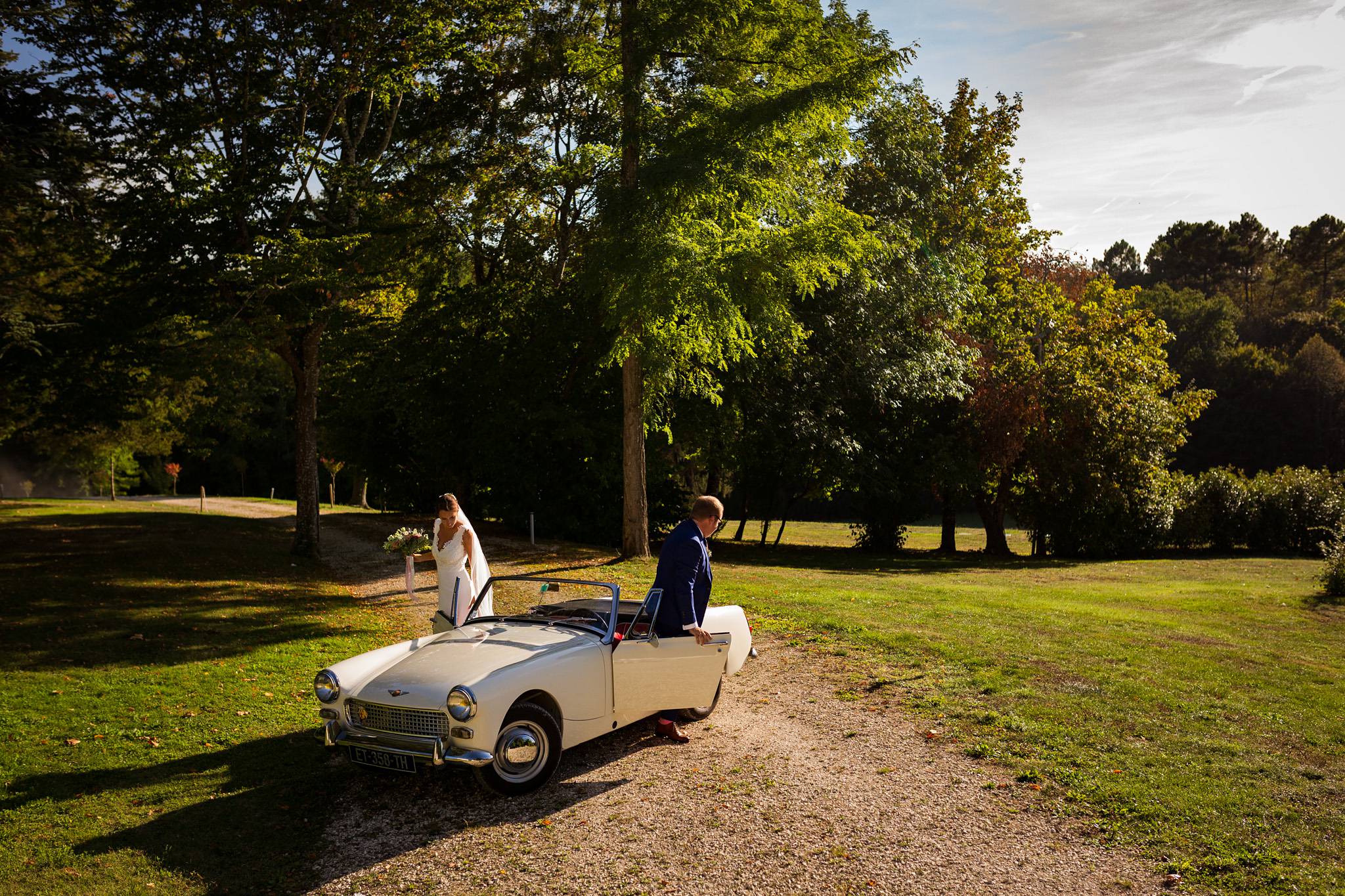Les photos du mariage religieux d'Alice et François-Maxime au Domaine de La Fauconnie en Dordogne. Un mariage classe, DIY dans un lieu magique.
