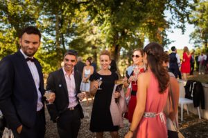 Les photos du mariage religieux d'Alice et François-Maxime au Domaine de La Fauconnie en Dordogne. Un mariage classe, DIY dans un lieu magique.