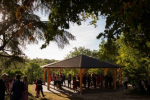 Les photos du mariage religieux d'Alice et François-Maxime au Domaine de La Fauconnie en Dordogne. Un mariage classe, DIY dans un lieu magique.