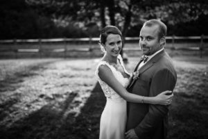 Les photos du mariage religieux d'Alice et François-Maxime au Domaine de La Fauconnie en Dordogne. Un mariage classe, DIY dans un lieu magique.