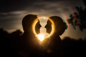 Les photos du mariage religieux d'Alice et François-Maxime au Domaine de La Fauconnie en Dordogne. Un mariage classe, DIY dans un lieu magique.