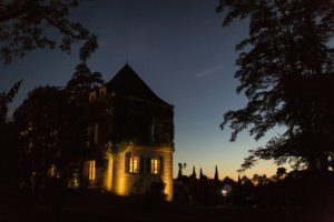 Les photos du mariage religieux d'Alice et François-Maxime au Domaine de La Fauconnie en Dordogne. Un mariage classe, DIY dans un lieu magique.