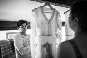 Le reportage photo du mariage de Kenza et Donald, entre France, Centrafrique et Maroc. Préparatifs au Chateau du Tertre et réception au Domaine de Cordet.