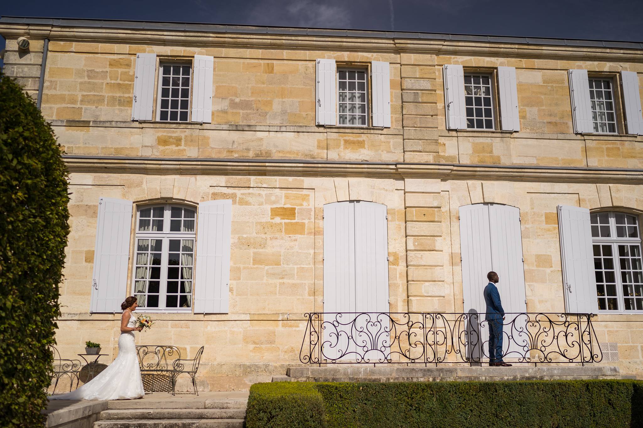 Le reportage photo du mariage de Kenza et Donald, entre France, Centrafrique et Maroc. Préparatifs au Chateau du Tertre et réception au Domaine de Cordet.