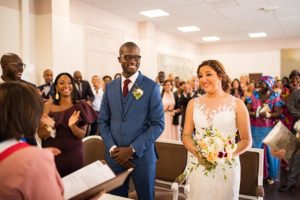 Le reportage photo du mariage de Kenza et Donald, entre France, Centrafrique et Maroc. Préparatifs au Chateau du Tertre et réception au Domaine de Cordet.