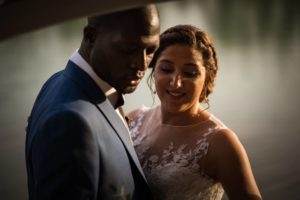 Le reportage photo du mariage de Kenza et Donald, entre France, Centrafrique et Maroc. Préparatifs au Chateau du Tertre et réception au Domaine de Cordet.