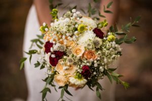 Le reportage photo du mariage de Kenza et Donald, entre France, Centrafrique et Maroc. Préparatifs au Chateau du Tertre et réception au Domaine de Cordet.