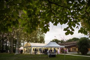 Le reportage photo du mariage de Kenza et Donald, entre France, Centrafrique et Maroc. Préparatifs au Chateau du Tertre et réception au Domaine de Cordet.