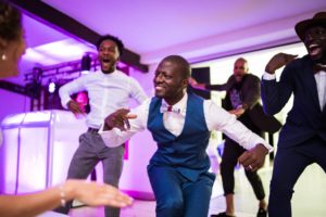 Le reportage photo du mariage de Kenza et Donald, entre France, Centrafrique et Maroc. Préparatifs au Chateau du Tertre et réception au Domaine de Cordet.
