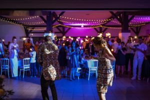 Le reportage photo du mariage de Kenza et Donald, entre France, Centrafrique et Maroc. Préparatifs au Chateau du Tertre et réception au Domaine de Cordet.
