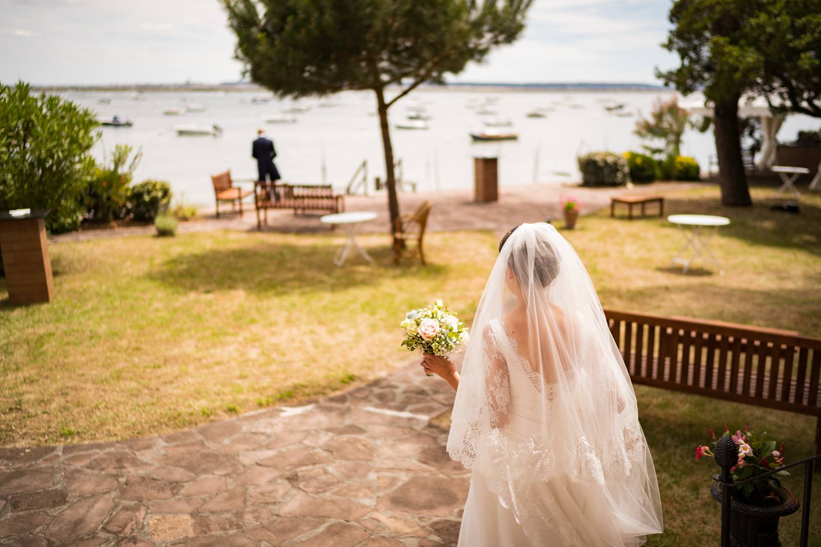 Le reportage photo de mariage à la maison de Capucine et Jean au Cap Ferret. Cérémonie religieuse à Notre Dame des Flots, Pinasse sur le Bassin d'Arcachon...