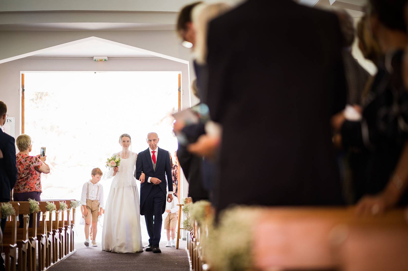 Le reportage photo de mariage à la maison de Capucine et Jean au Cap Ferret. Cérémonie religieuse à Notre Dame des Flots, Pinasse sur le Bassin d'Arcachon...