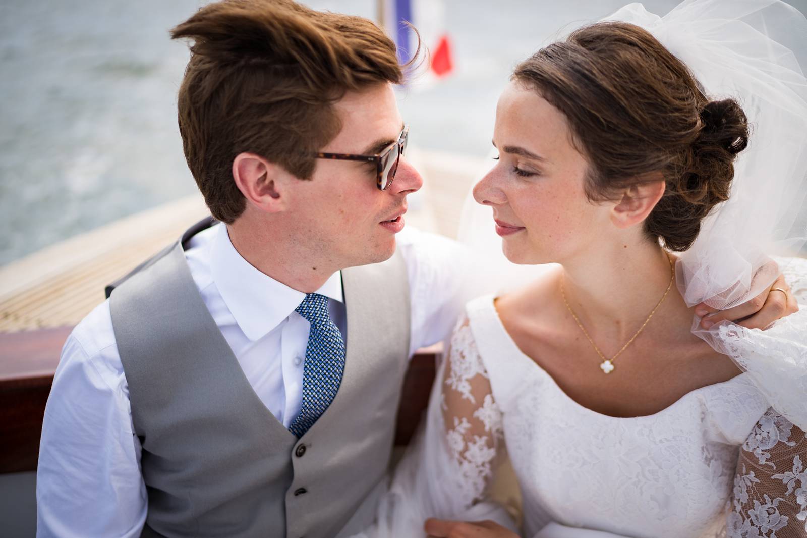 Le reportage photo de mariage à la maison de Capucine et Jean au Cap Ferret. Cérémonie religieuse à Notre Dame des Flots, Pinasse sur le Bassin d'Arcachon...