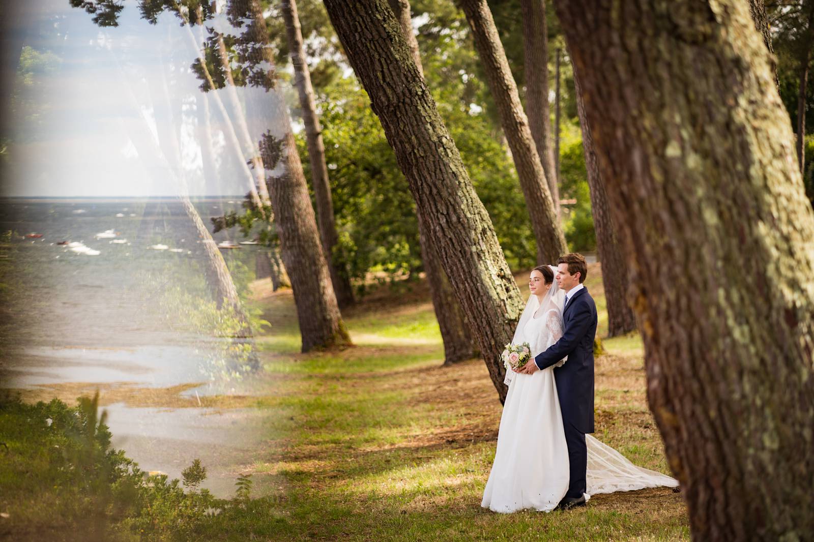 Le reportage photo de mariage à la maison de Capucine et Jean au Cap Ferret. Cérémonie religieuse à Notre Dame des Flots, Pinasse sur le Bassin d'Arcachon...