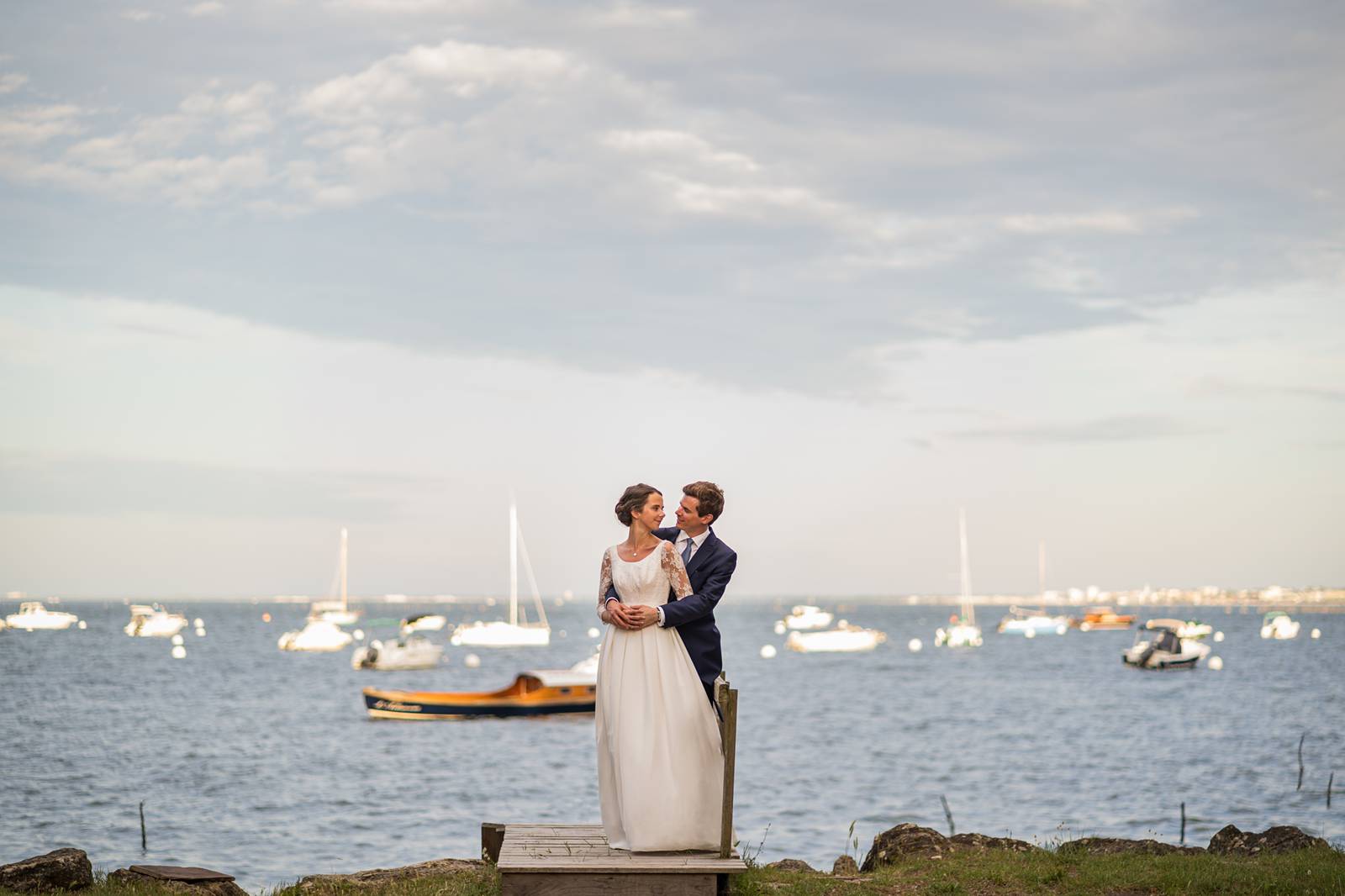 Le reportage photo de mariage à la maison de Capucine et Jean au Cap Ferret. Cérémonie religieuse à Notre Dame des Flots, Pinasse sur le Bassin d'Arcachon...