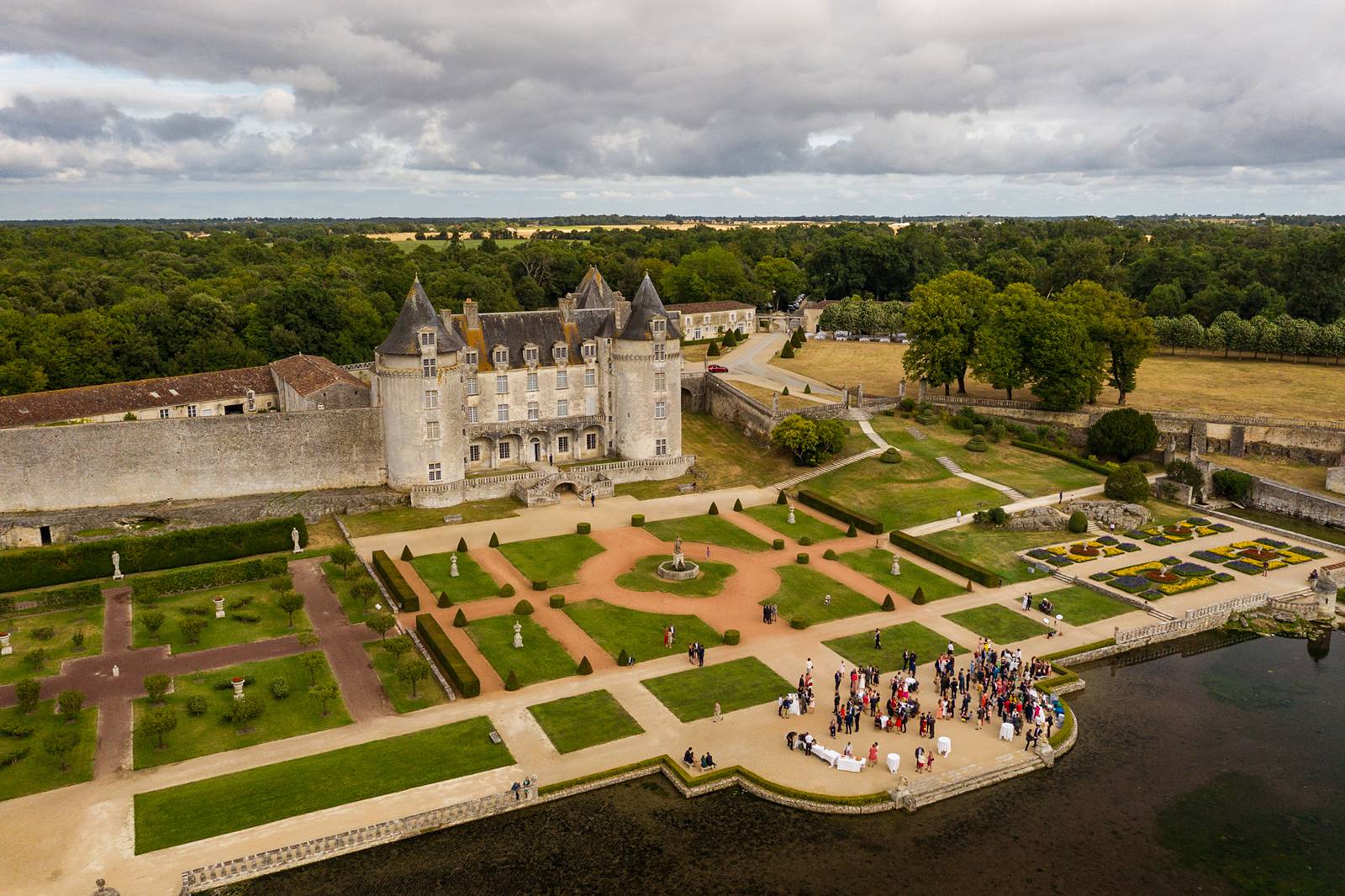 L'aperçu du mariage religieux à Saintes de V+B puis au Château La Roche Courbon en Charentes-Maritime. Alexandre Roschewitz Photographe Mariage.