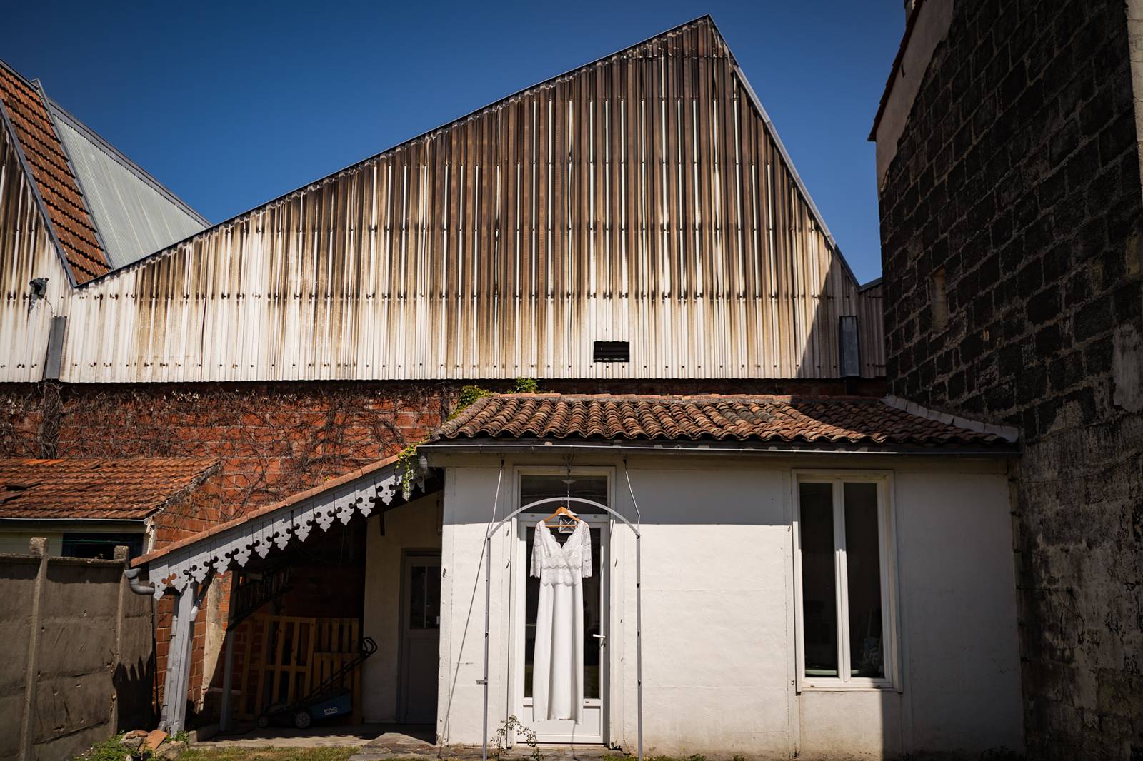 Le reportage photo du mariage civil et de la cérémonie laïque de Hélène et Alexis à Pessac puis au Château de Flojague. Alexandre Roschewitz Photographe Mariage
