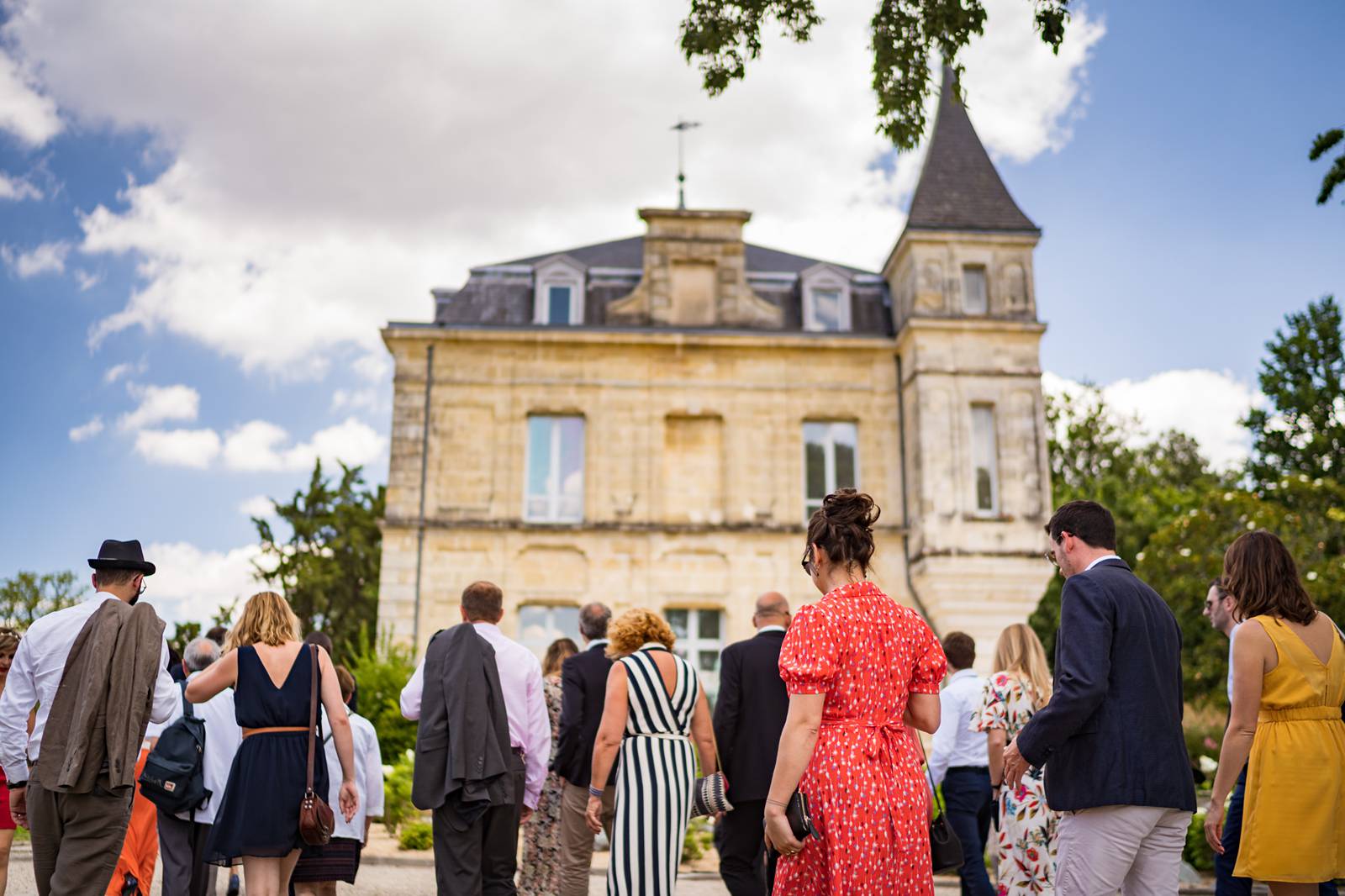 Le reportage photo du mariage civil et de la cérémonie laïque de Hélène et Alexis à Pessac puis au Château de Flojague. Alexandre Roschewitz Photographe Mariage