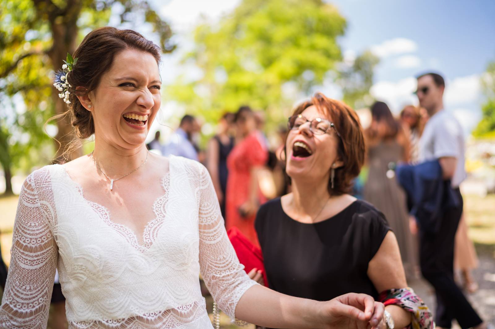 Le reportage photo du mariage civil et de la cérémonie laïque de Hélène et Alexis à Pessac puis au Château de Flojague. Alexandre Roschewitz Photographe Mariage
