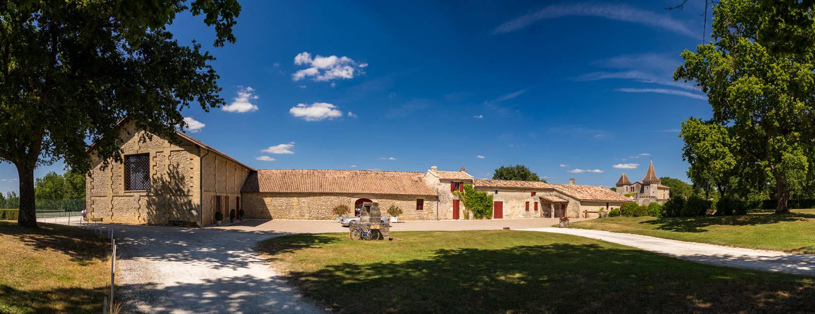 Le reportage photo du mariage civil et de la cérémonie laïque de Hélène et Alexis à Pessac puis au Château de Flojague. Alexandre Roschewitz Photographe Mariage