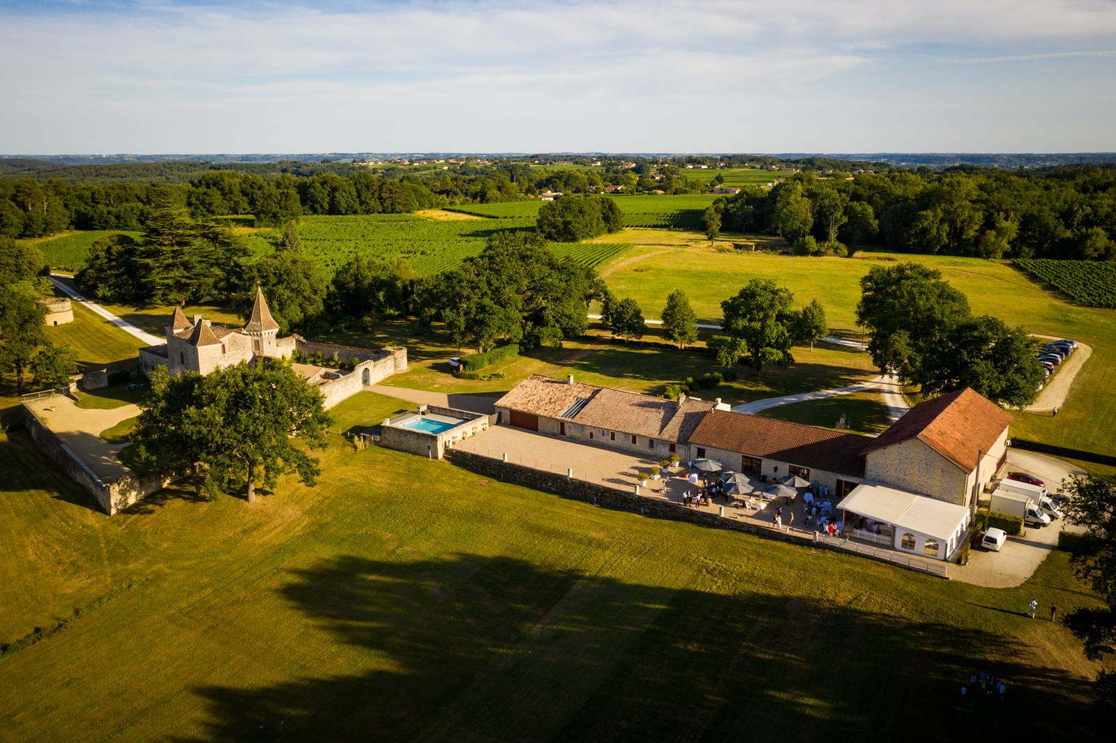 Le reportage photo du mariage civil et de la cérémonie laïque de Hélène et Alexis à Pessac puis au Château de Flojague. Alexandre Roschewitz Photographe Mariage