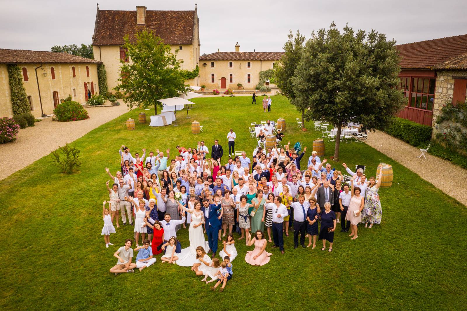 Le reportage photo du mariage civil et religieux de M+F à Salleboeuf et Château de La Loubière à Bonnetan. Alexandre Roschewitz Photographe Mariage.