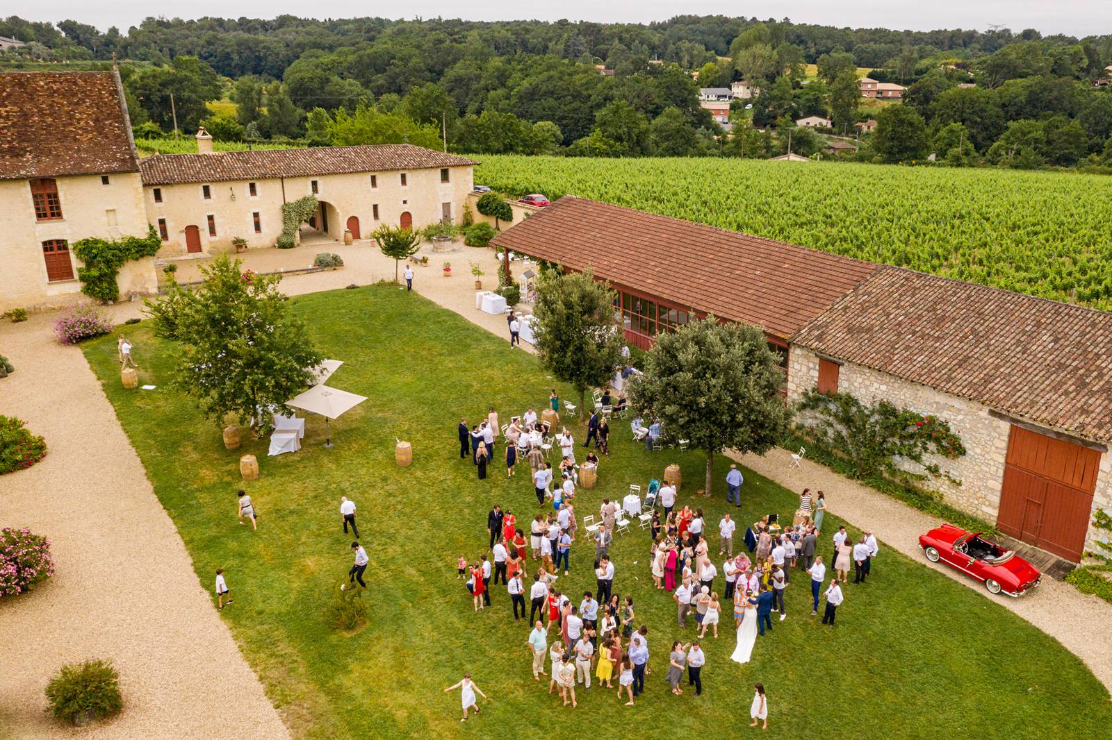 Le reportage photo du mariage civil et religieux de M+F à Salleboeuf et Château de La Loubière à Bonnetan. Alexandre Roschewitz Photographe Mariage.