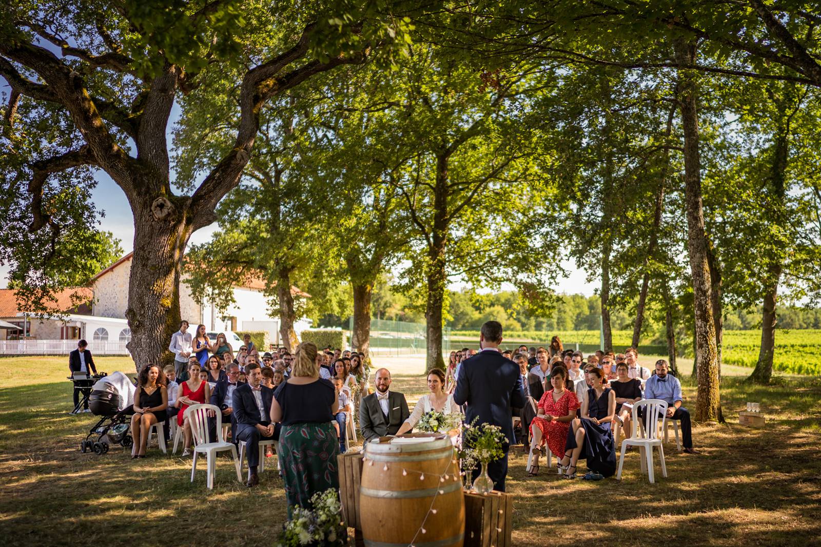 Le reportage photo du mariage civil et de la cérémonie laïque de Hélène et Alexis à Pessac puis au Château de Flojague. Alexandre Roschewitz Photographe Mariage