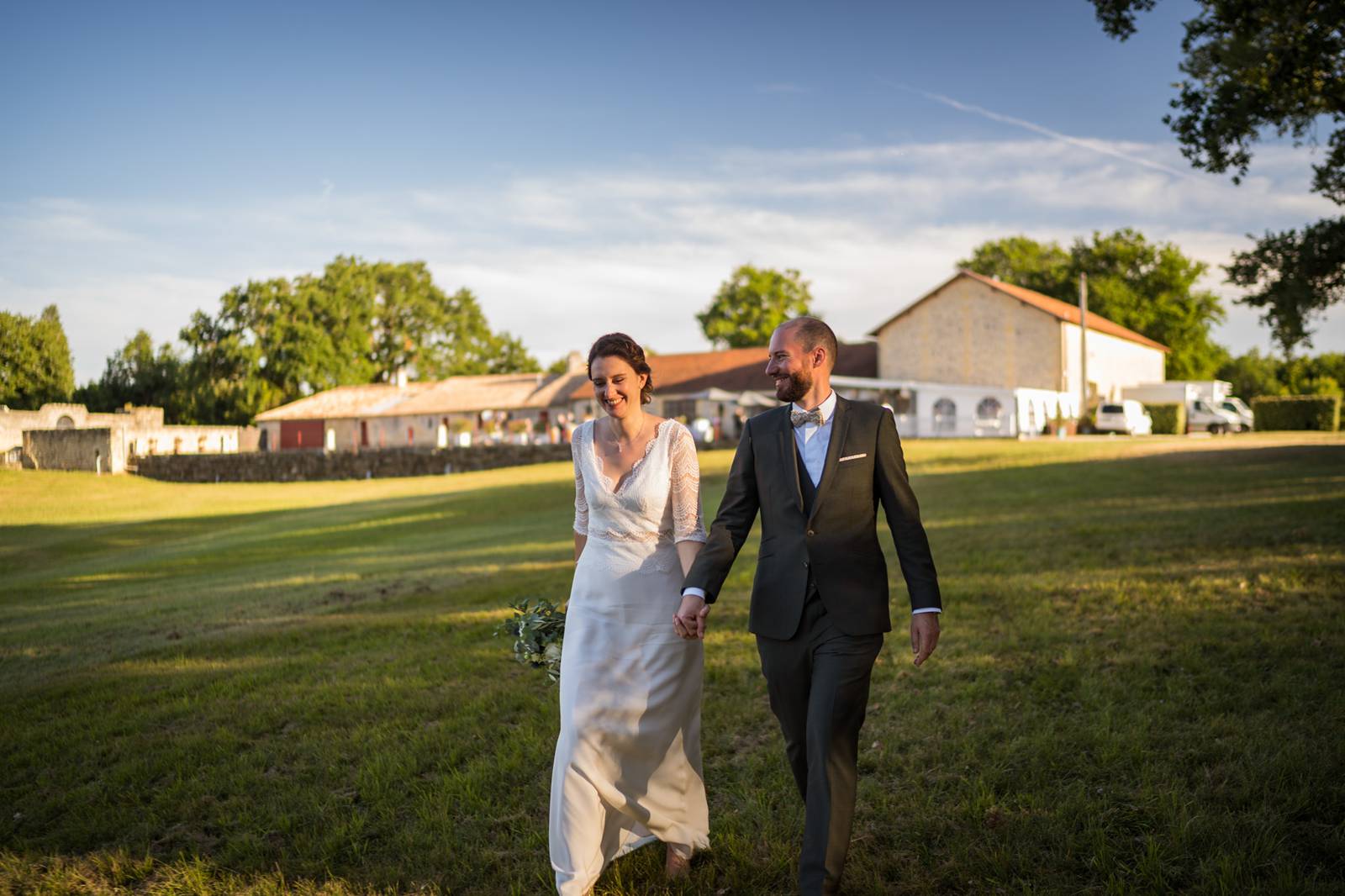 Le reportage photo du mariage civil et de la cérémonie laïque de Hélène et Alexis à Pessac puis au Château de Flojague. Alexandre Roschewitz Photographe Mariage