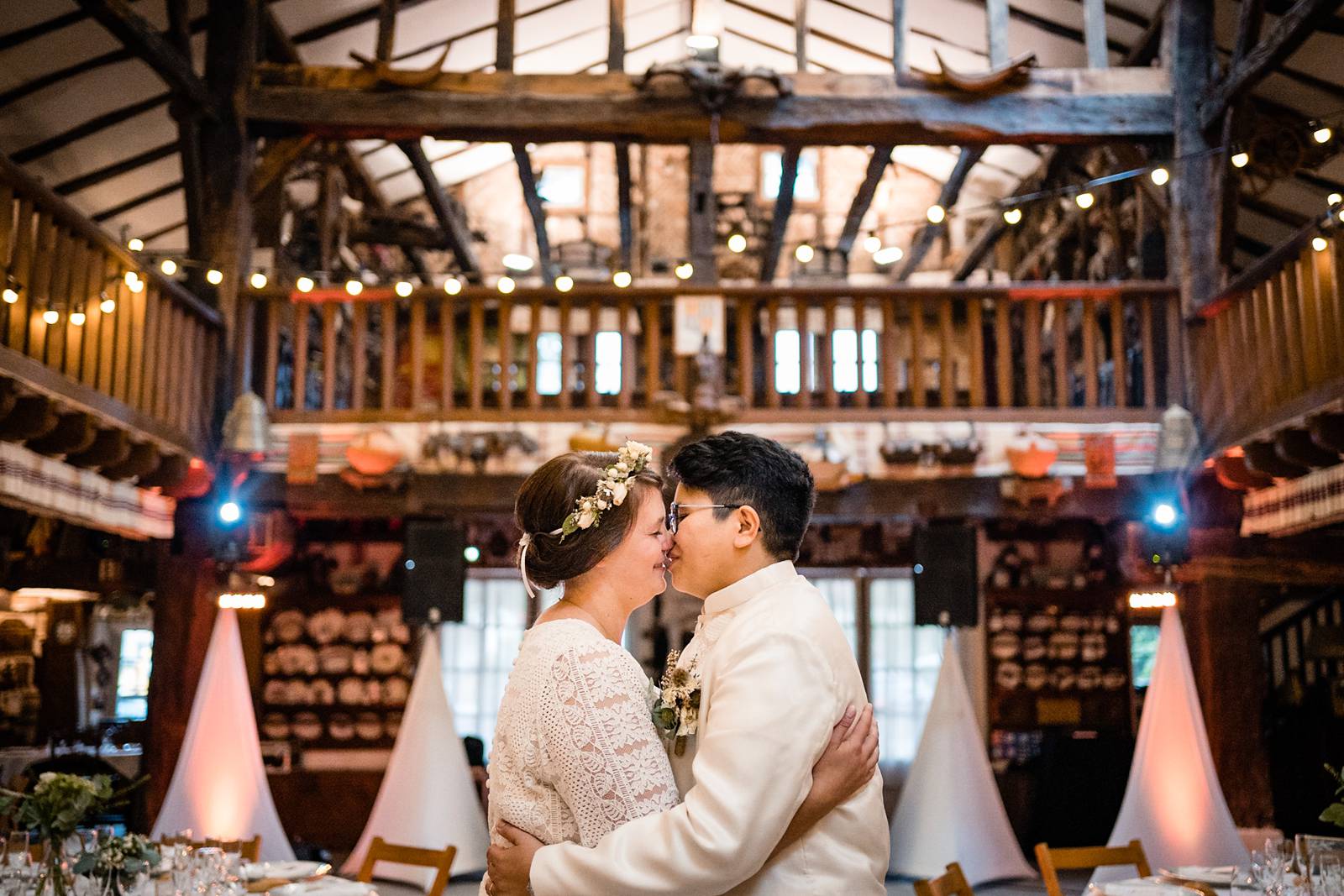 L'aperçu du mariage laïque franco-philippin de E+A à Bidart puis de la cérémonie Laïque à la Ferme Inharria au Pays Basque. Alexandre Roschewitz Photographe.