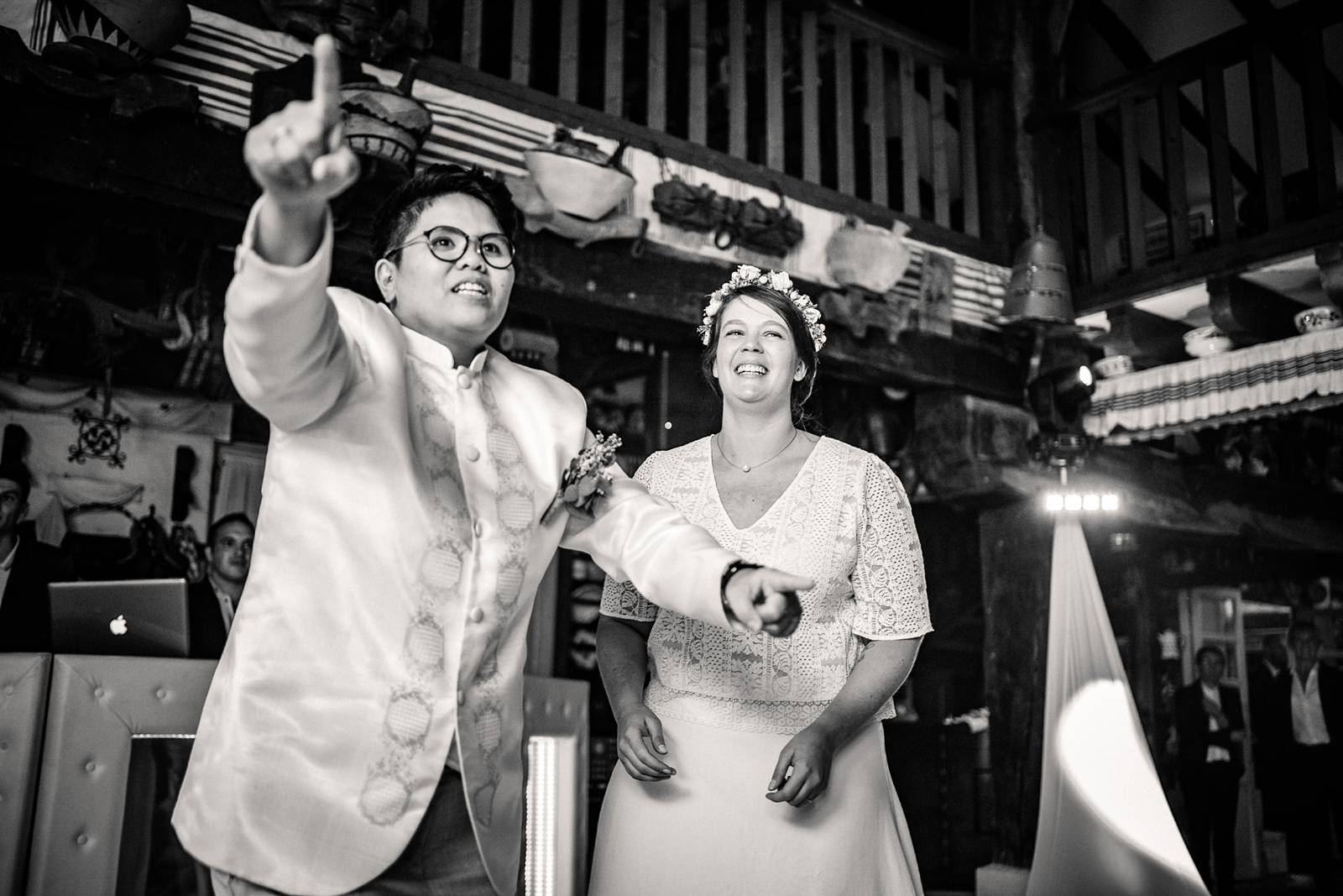 L'aperçu du mariage laïque franco-philippin de E+A à Bidart puis de la cérémonie Laïque à la Ferme Inharria au Pays Basque. Alexandre Roschewitz Photographe.