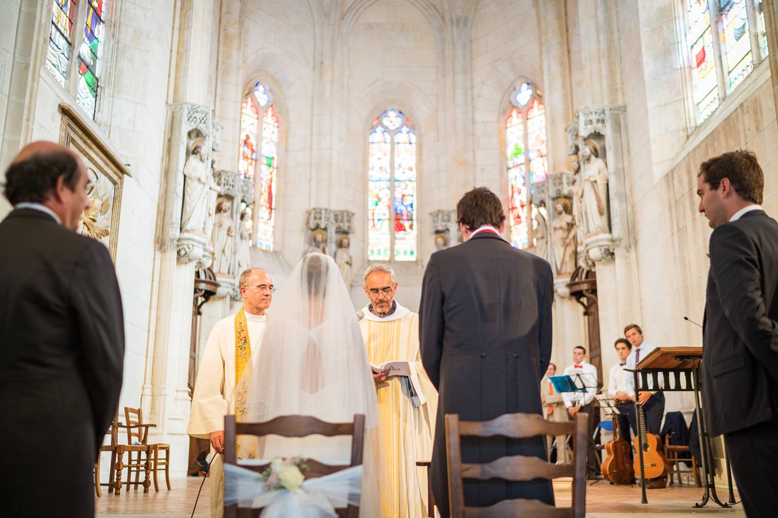 Le reportage mariage à la basilique Saint-Eutrope de Saintes et au Château La Roche Courbon en Charentes-Maritime. Alexandre Roschewitz Photographe Mariage.