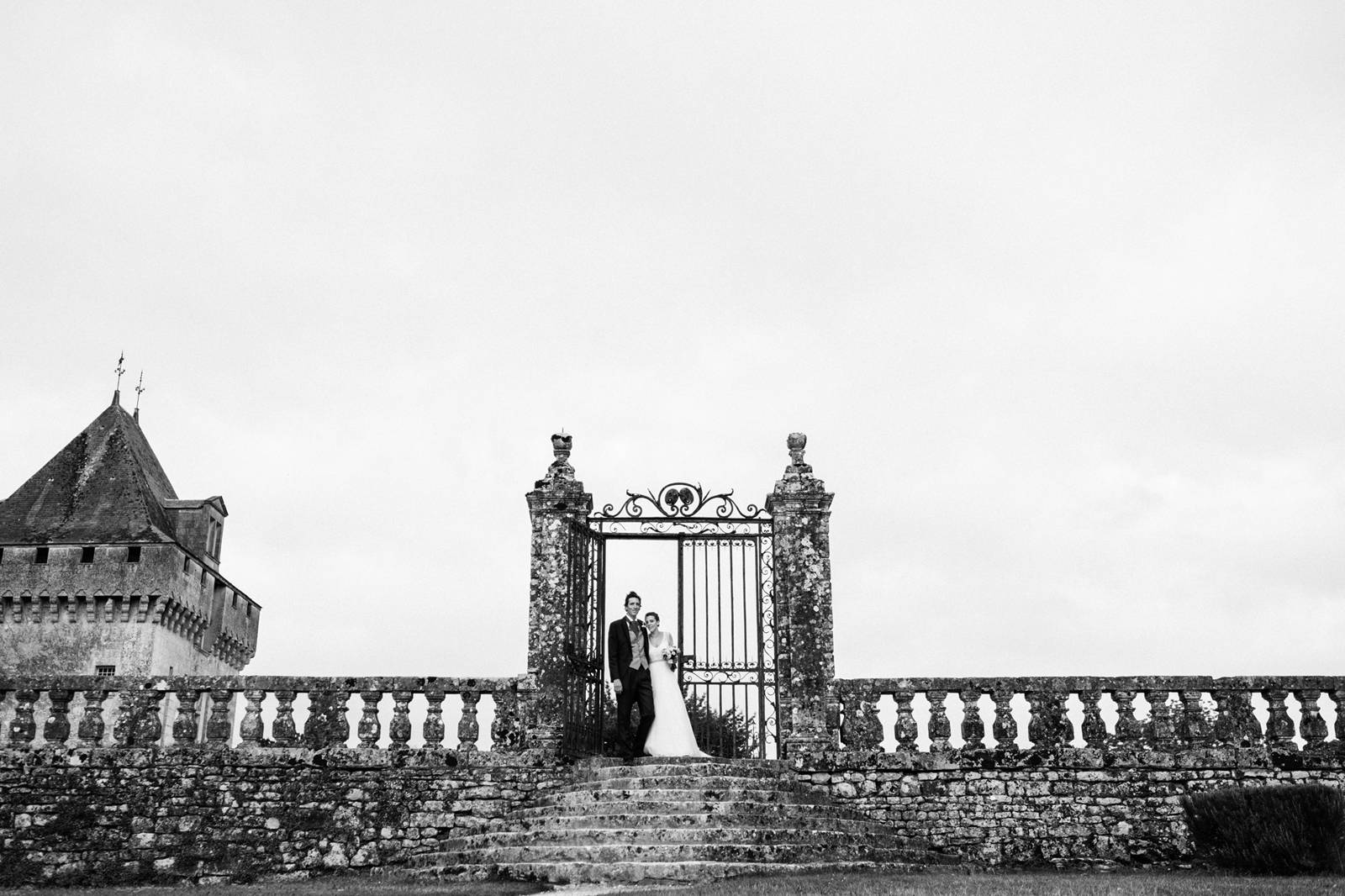 Le reportage mariage à la basilique Saint-Eutrope de Saintes et au Château La Roche Courbon en Charentes-Maritime. Alexandre Roschewitz Photographe Mariage.