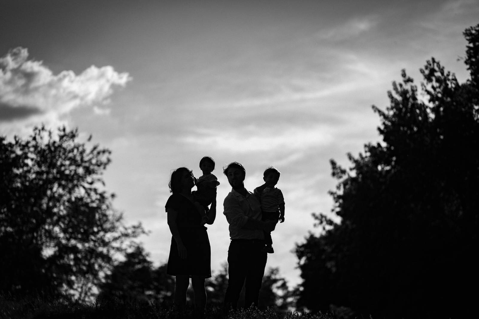 Des photos de famille joyeuses et naturelles au Parc Majolan de Blanquefort pour le premier anniversaire de la dernière. Alexandre Roschewitz Photographies